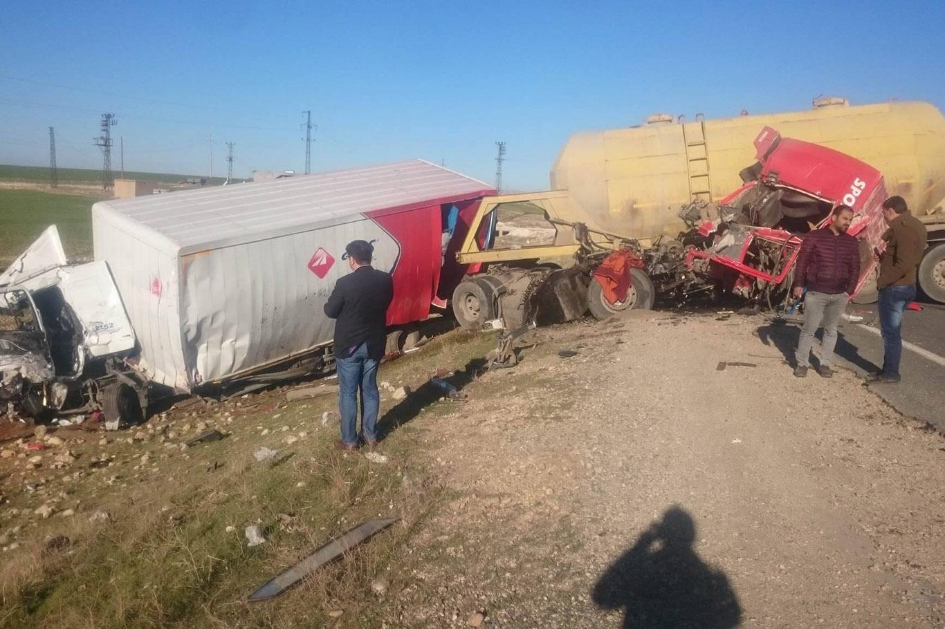 Kargo aracı ile çekici kafa kafaya çarpıştı: 2 yaralı